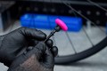 Uchwyt do urządzenia ślędzącego Airtag Muc-Off Tubeless Secure Tag Mount 2x 44mm Valves - Black